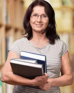 vrouw met boeken in de handen